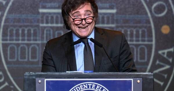 La Nación / Milei muestra más prudencia en decisiones económicas, opina analista