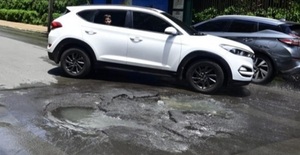 ¡Alerta! Cráter en avenida España genera caos vehicular