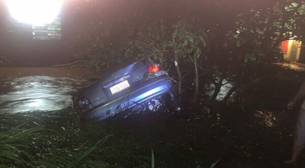 CDE: conductor se salva de milagro tras ser arrastrado por el raudal