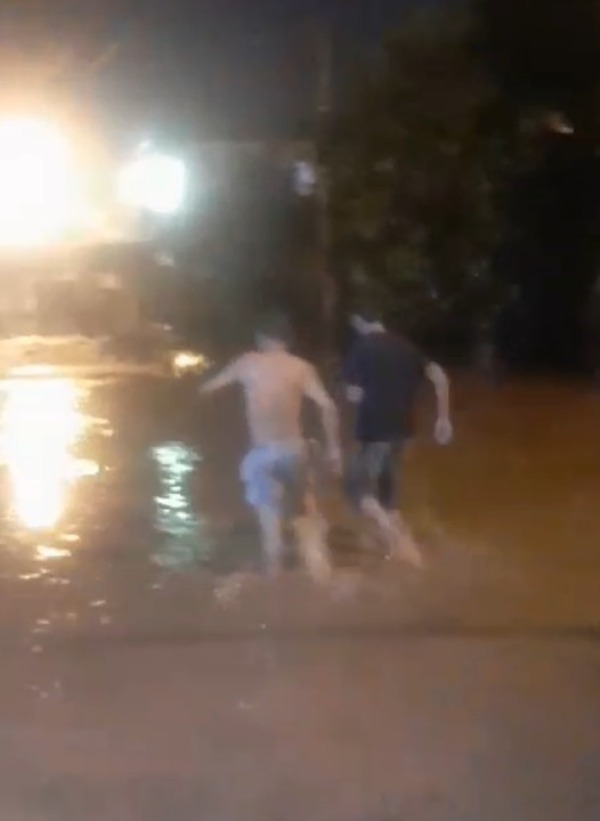 Trágica apuesta: hombres desafiaron al raudal y uno de ellos fue arrastrado - trece