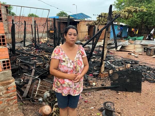 Familia queda en la calle tras incendio; acusan a una mujer despechada como responsable
