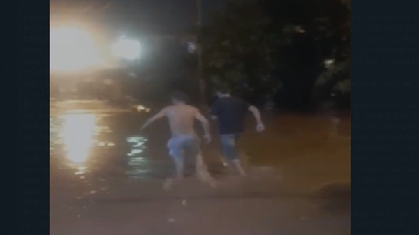 Buscan a hombre que fue arrastrado por desborde de un arroyo - Noticias Paraguay