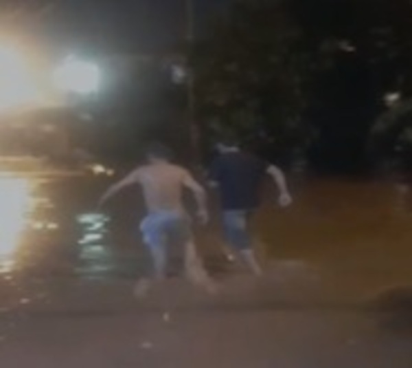 Buscan a hombre que fue arrastrado por desborde de un arroyo - Paraguay.com