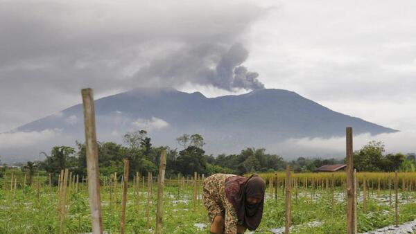 11 alpinistas mueren y otros 12 están desaparecidos tras erupción de volcán en Indonesia
