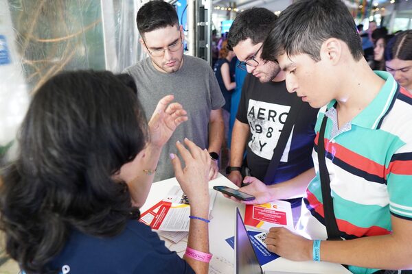 Exitosa Feria de Becas Europeas reunió a cientos de jóvenes interesados - El Independiente