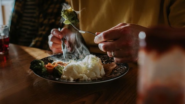 Diario HOY | Recalentar estos alimentos puede liberar toxinas peligrosas para la salud