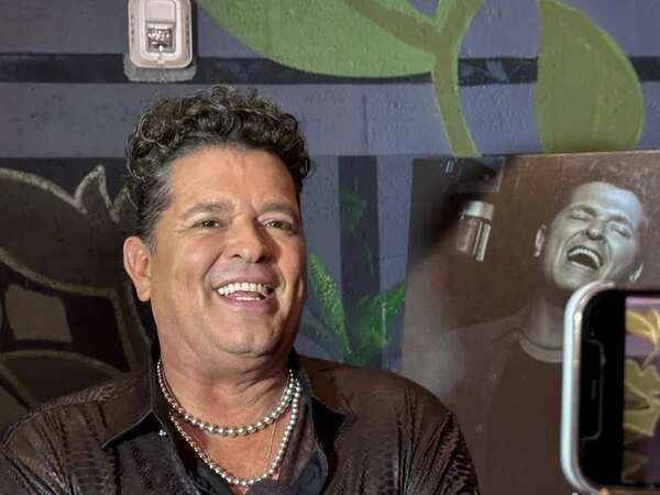 Vídeo: Carlos Vives sorprendió con un show a 30 mil pies de altura - Soy un viral - ABC Color