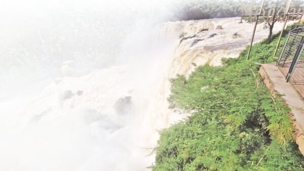 Los Saltos del Monday ofrecen un impresionante espectáculo de agua