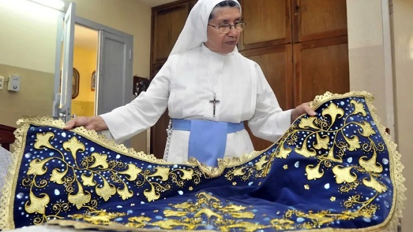 Anacleta Isasi, 60 años vistiendo a la Virgen de Caacupé