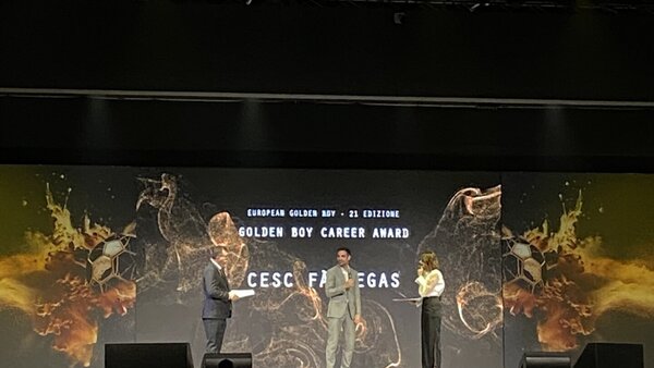 Cesc Fábregas recibe el premio 'Golden Boy' a la carrera