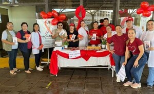 Distribuyen preservativos y materiales educativos sobre el VIH