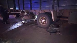 Motociclista fallece tras choque con camión transganado
