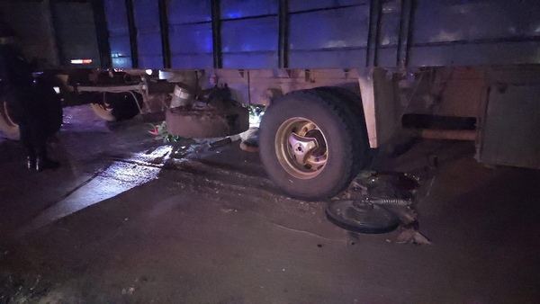 Motociclista fallece tras choque con camión transganado