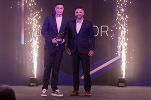 Versus / "Tacuara" Cardozo recibe la distinción al mejor jugador de la temporada