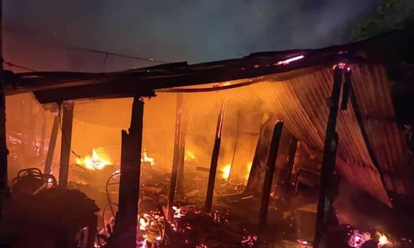 Mujer quemó la casa donde vivía su ex pareja y dejó a seis menores en la calle