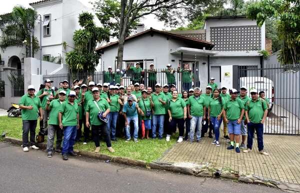 Unos 100 cuidacoches dejan las calles para ser funcionarios de Parxin - Nacionales - ABC Color