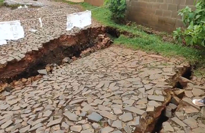 Un puente colapsa en el barrio Santa Ana tras intensas lluvias - La Clave
