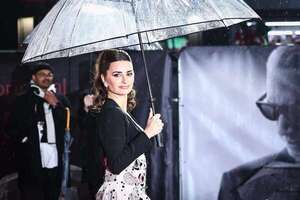 Penélope Cruz llegó con un paraguas a la premier del filme “Ferrari”, en Londres  - Gente - ABC Color