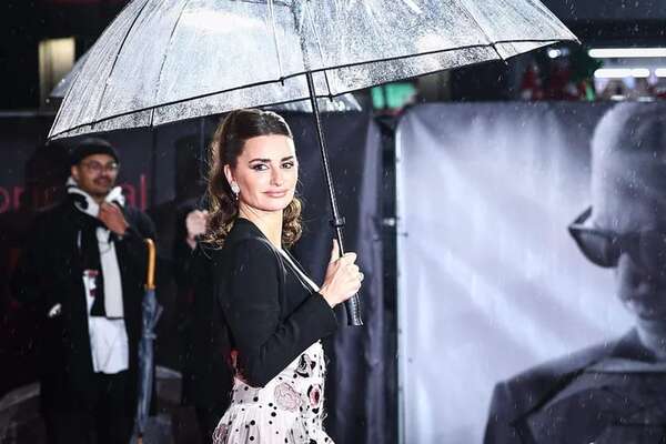 Penélope Cruz llegó con un paraguas a la premier del filme “Ferrari”, en Londres - Gente - ABC Color