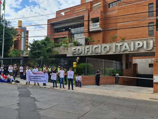 Itaipú sigue sin presentar pruebas de irregularidades en el concurso, según defensa de descontratados - Nacionales - ABC Color