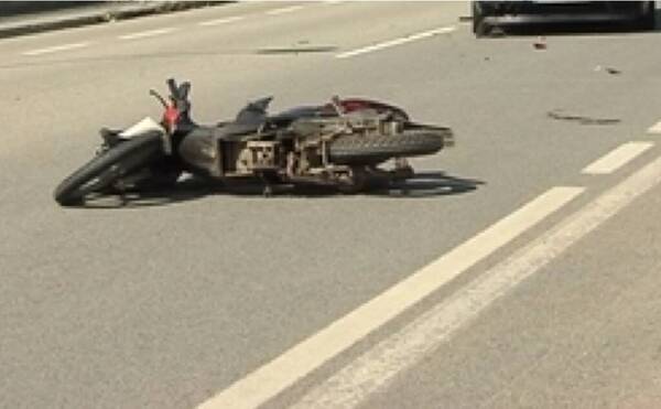 Tenía 15 años y manejaba una moto: se metió por la parte de atrás de un micro