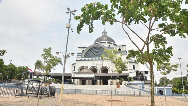 Explanada de la Basílica de Caacupé no tiene sombra por plan de uso de árboles nativos
