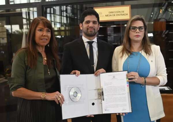 Caso Hernán Rivas: opositores presentan proyecto de pérdida de investidura del cartista - Política - ABC Color