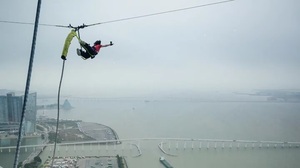 Un turista de 56 años pagó 350 dólares para hacer el salto en bungee más alto del mundo y murió