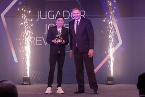 Romero Benítez, Orgullo Concepcionero: Futbolista Revelación del Año en los Premios de Primera de la APF