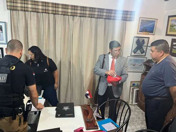 Operativo Dakovo: encuentran G. 1.000 millones en vivienda de excomandante de la Fuerza Aérea - Policiales - ABC Color