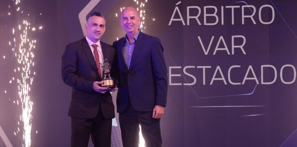 Versus / Carlos Paul Benítez, el mejor árbitro VAR de la temporada 2023