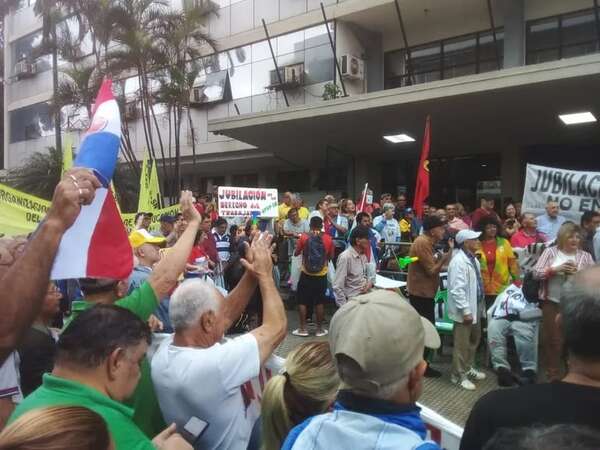 Ley de Superintendencia de Jubilaciones busca dar “chequera en blanco” al Gobierno para “meter la mano en la lata”, denuncian - Economía - ABC Color