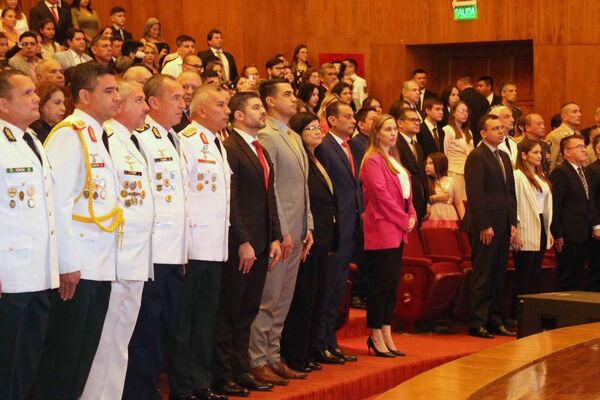 Ministra Llanes asistió a la ceremonia de egresados de la IAEE