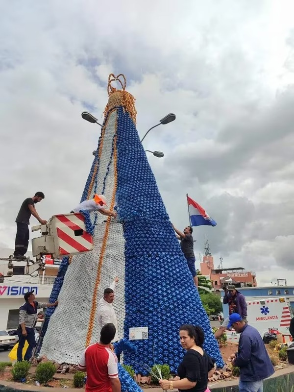 Recrean a la Virgen de Caacupé con botellas recicladas