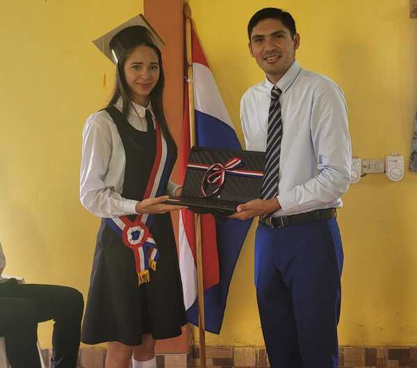Municipalidad de Paso Barreto Premia a Mejores Egresados con Notebooks