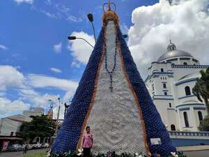 Montan una imagen de la Virgen de Caacupé de 8 metros hecha de botellas recicladas - Nacionales - ABC Color