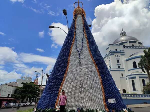 Montan una imagen de la Virgen de Caacupé de 8 metros hecha de botellas recicladas - Nacionales - ABC Color