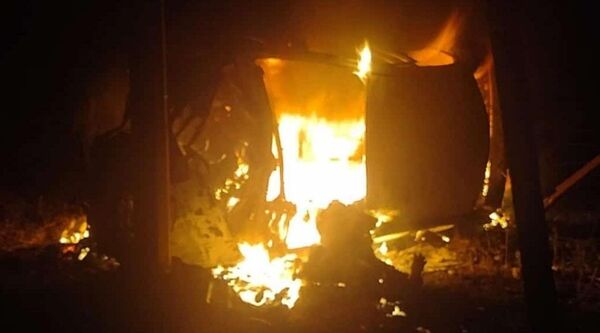 Diario HOY | Alta velocidad: chocó por árbol, cercado y poste: murió y su auto se incendió