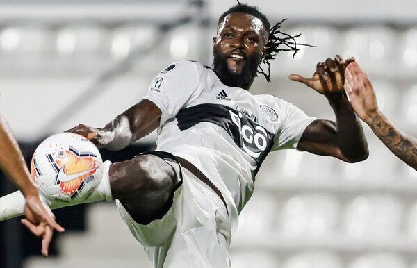 Aumentó reclamo de deuda de Adebayor