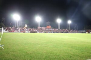 Versus / Figuras del fútbol paraguayo organizan partido benéfico en Mallorquín