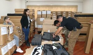 Operación Dakovo: Allanamientos simultáneos, militares importantes detenidos, armas a tutiplé y una ponchada de plata