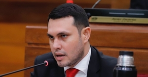  Presentan libelo acusatorio contra senador Hernán Rivas por supuesto título falso