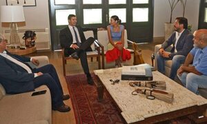 Juana Viale, nieta de Mirtha Legrand visitó al presidente Santiago Peña