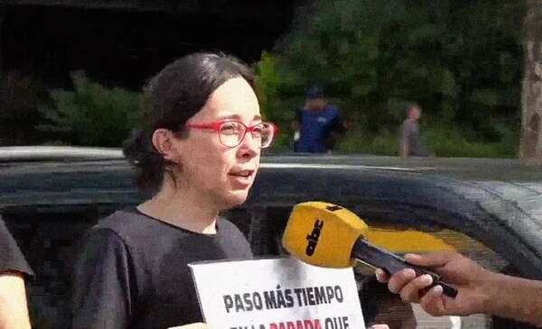 Pasajeros se manifestaron frente a la oficina de la empresa Jaha - Nacionales - ABC Color