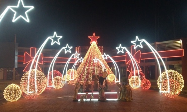 En Coronel Oviedo fueron encendidas las luces de los adornos por las fiestas de Navidad
