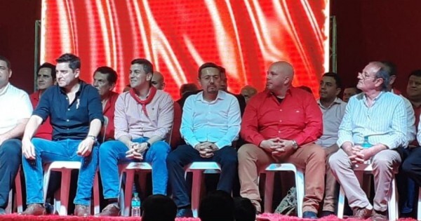 El cambista del Operativo Dakovo aparece en una foto con Peña y otros dirigentes de la cúpula colorada
