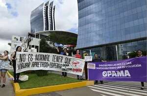 Pasajeros salen a manifestarse contra transporte público - Economía - ABC Color