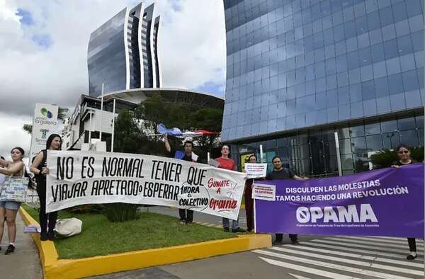 Pasajeros salen a manifestarse contra transporte público - Economía - ABC Color