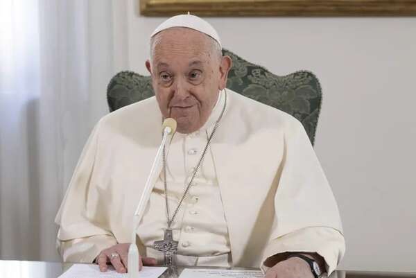 Papa Francisco asegura que está mejor, pero que aún se cansa hablando mucho - Mundo - ABC Color