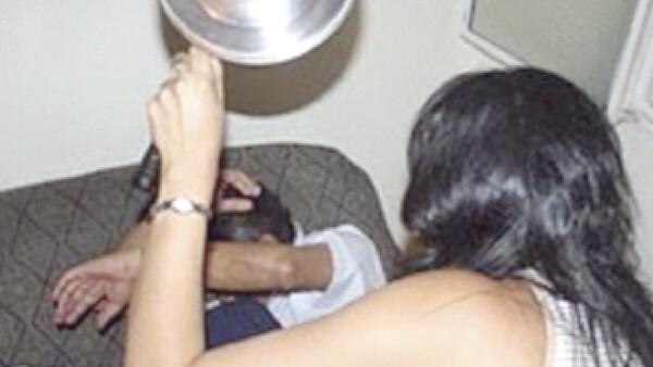Milico bailó con otra y su novia le reventó